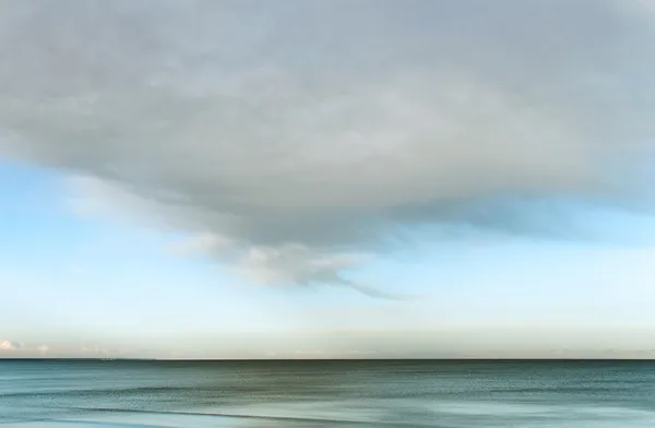 Bewolkte hemel boven zee. — Stockfoto