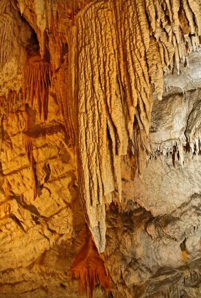 Tworzące stalaktyty. — Zdjęcie stockowe