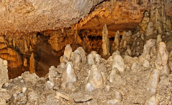 Stalaktiten in der slowakischen Höhle. — Stockfoto