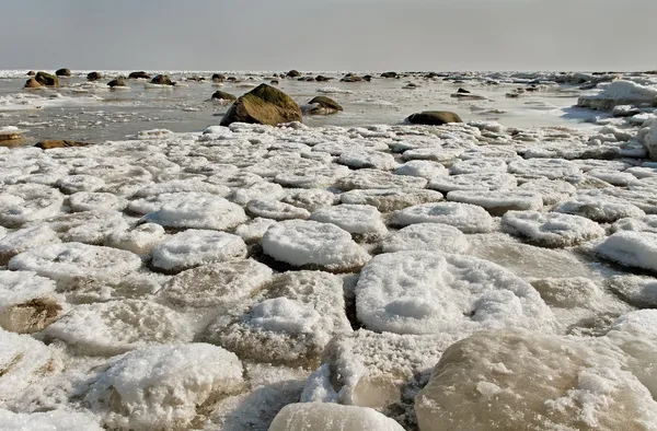 海の表面のひびの入った氷. — ストック写真