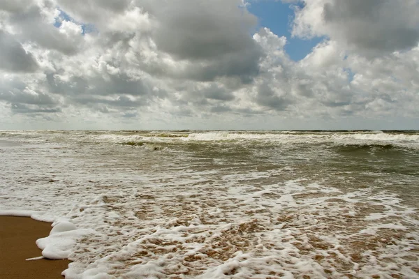 Sunbeam boven stormachtige zee. — Stockfoto