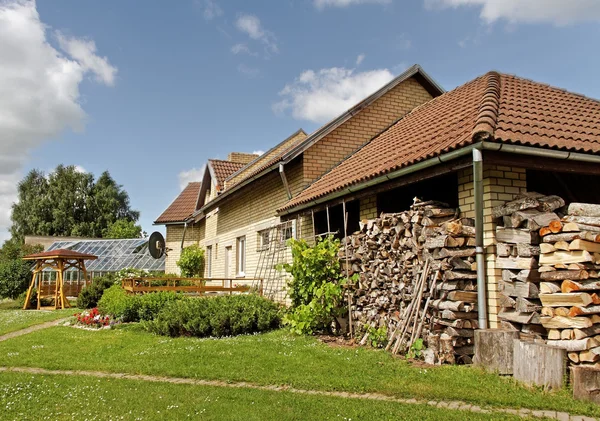 Casa aislada. — Foto de Stock