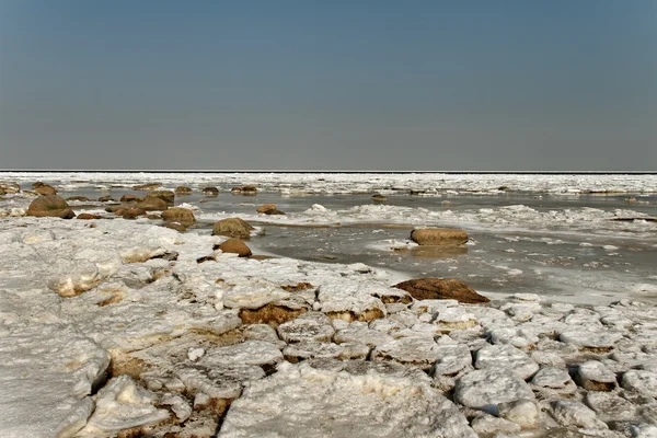 Riss im Eis auf der Meeresoberfläche. — Stockfoto