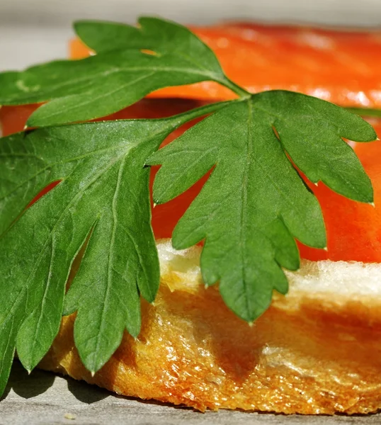 Canape met zalm. — Stockfoto