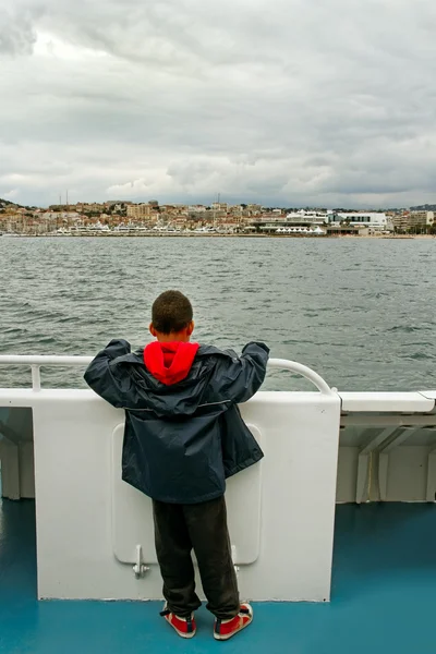 Chico en el barco . — Foto de Stock