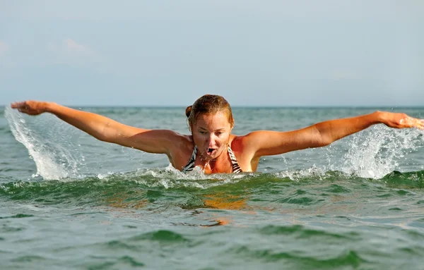 Žena je plavání. — Stock fotografie