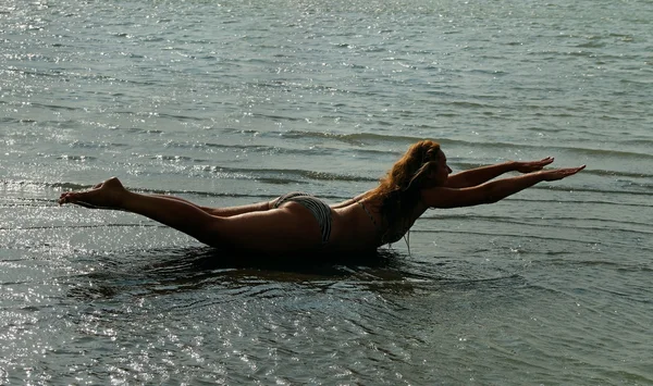 Fitness en el lago de sal . — Foto de Stock