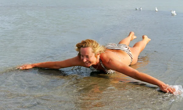 Fitness en el lago de sal . — Foto de Stock