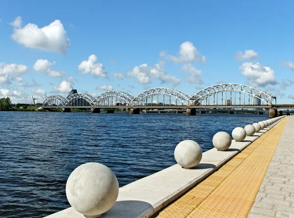 Järnvägsbro över floden. — Stockfoto