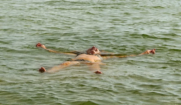 Женщина плавает . — стоковое фото