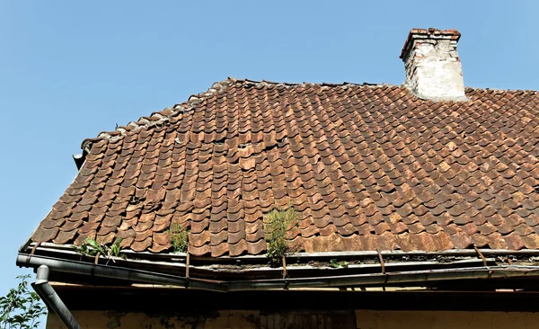 Damage tile roof. — Stock Photo, Image