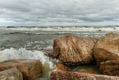 fırtınalı denizde.
