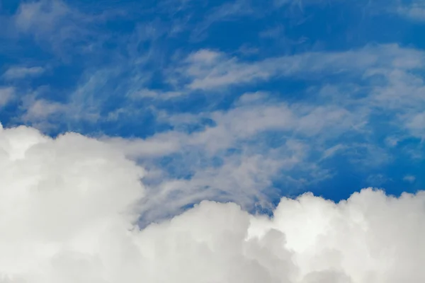 Nubes esponjosas . —  Fotos de Stock