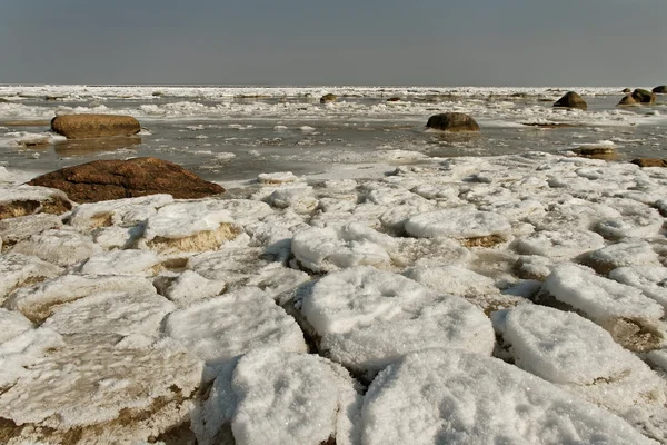 Gekraakte ijs op zee oppervlak. — Stockfoto