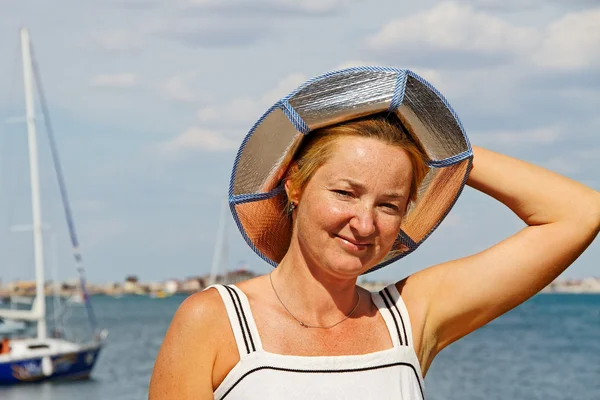 Woman at the sailboat. — Stock Photo, Image