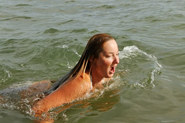 Woman is swimming. — Stock Photo, Image