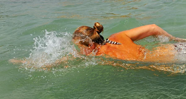 Frau schwimmt. — Stockfoto