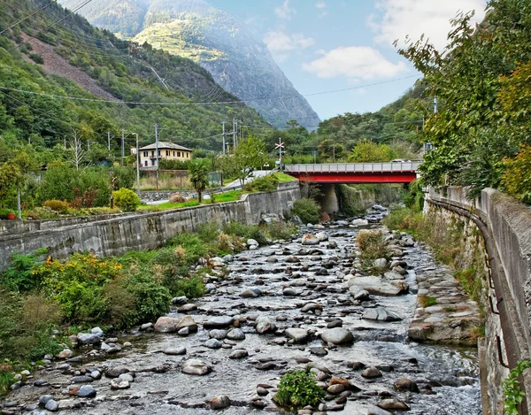 Eisenbahn über Fluss. — Stockfoto