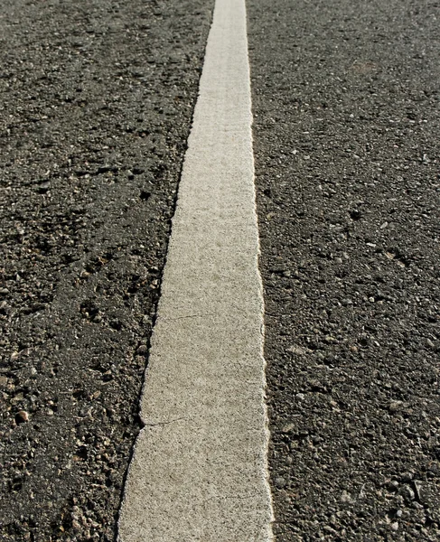 Linha branca na estrada. — Fotografia de Stock