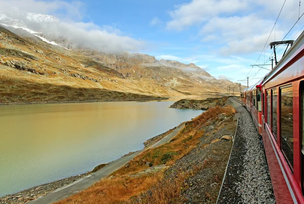 Hautes Alpes entre l'Italie et la Suisse . — Photo