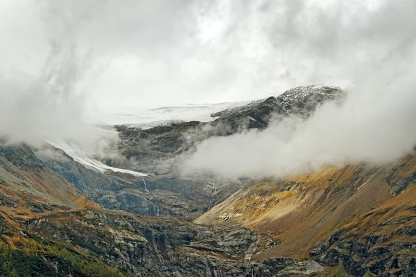 Alpes Altos entre a Itália e a Suíça . — Fotografia de Stock