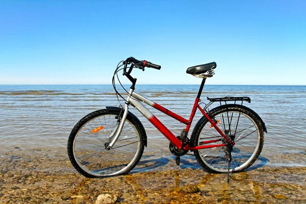 ビーチでの自転車は. — ストック写真