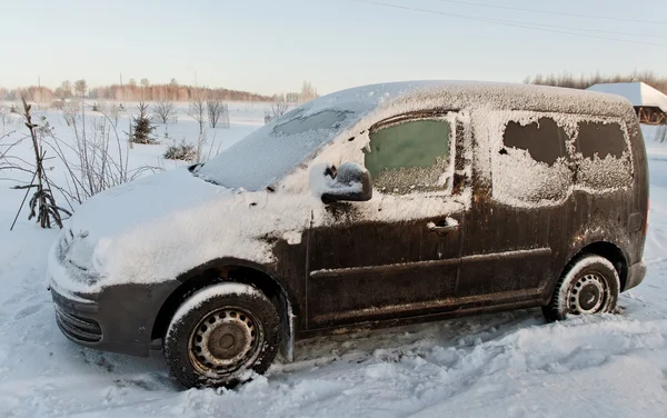 Автомобиль в снегу . — стоковое фото