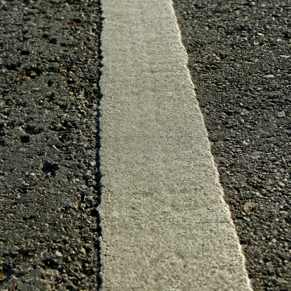 Línea blanca en la carretera. — Foto de Stock