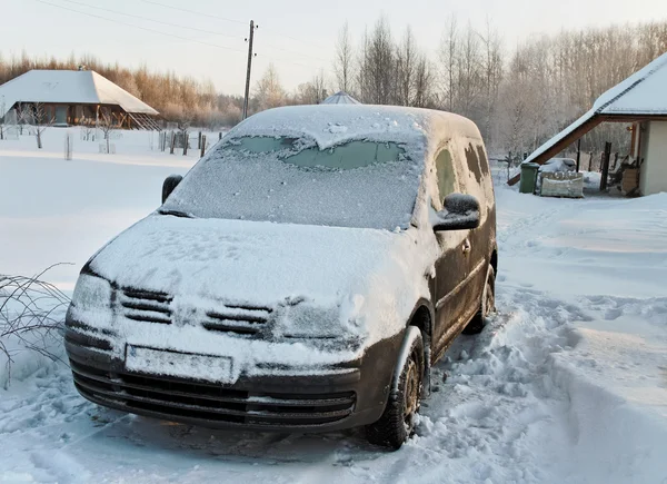 Автомобиль в снегу . — стоковое фото