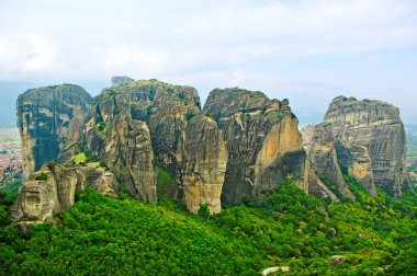 meteora dağlarda.