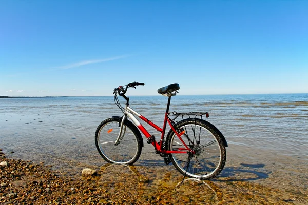 ビーチでの自転車は. — ストック写真