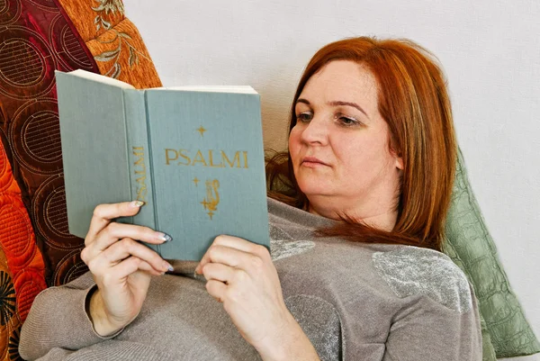 Donna con libro agrifoglio . — Foto Stock