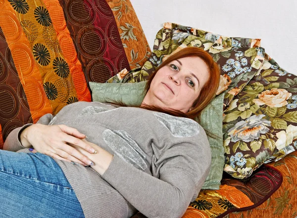 Frau auf dem Sofa. — Stockfoto