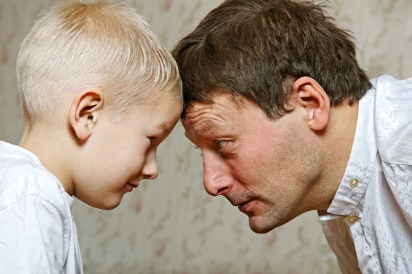 Lucha hijo y padre . — Foto de Stock