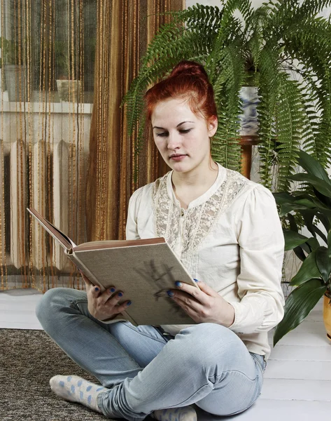 Mulher com livro. — Fotografia de Stock