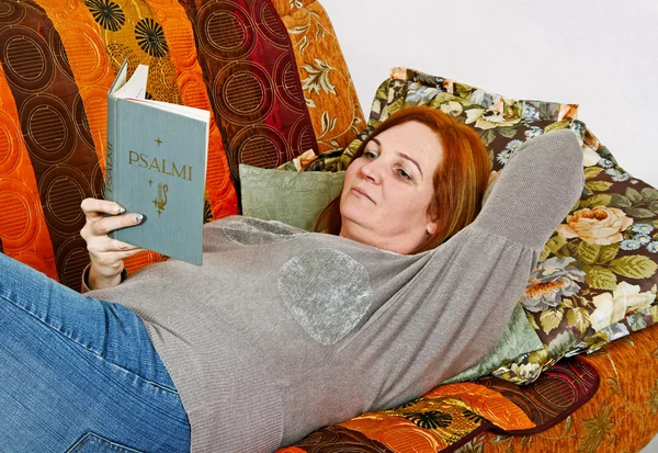 Donna con libro agrifoglio . — Foto Stock