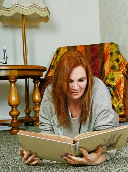 Woman on floor. — Stock Photo, Image