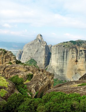 meteora dağlarda.