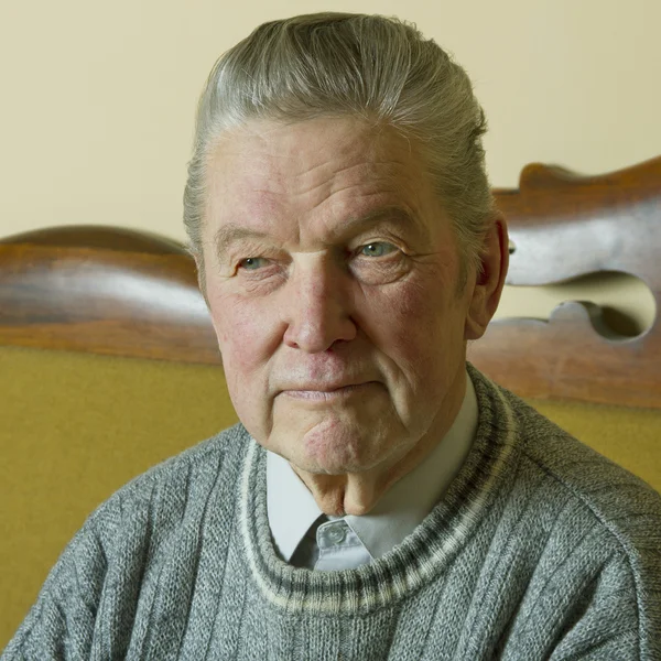 Man in een huis. — Stockfoto