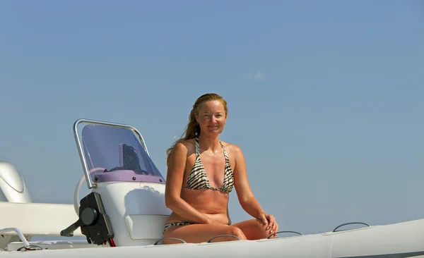 Mulher no barco . — Fotografia de Stock