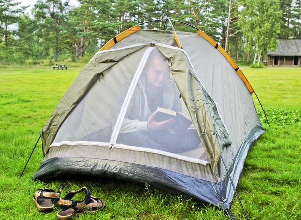 Homem na tenda . — Fotografia de Stock