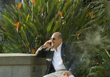 adam bir puro Sigara.