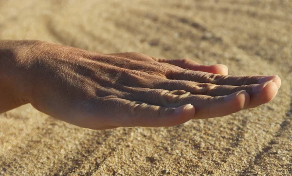 Kvinna hand och sand. — Stockfoto