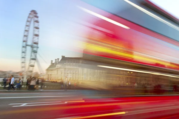 Červený autobus v Londýně. — Stock fotografie