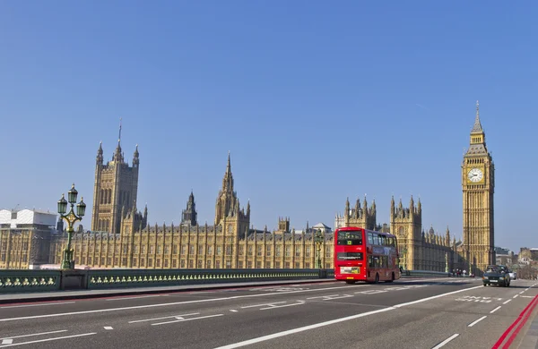 Londra'daki Westminster köprüsü üzerinde. — Stok fotoğraf