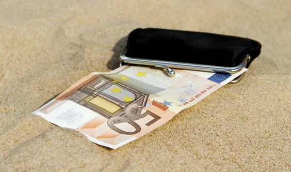 Brieftasche im Sand. — Stockfoto