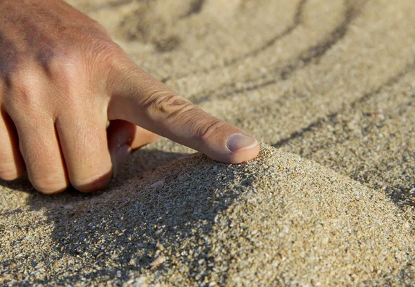Donna mano e sabbia . — Foto Stock