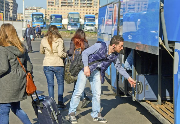 Fahrgäste auf Bushaltestelle. — Stockfoto