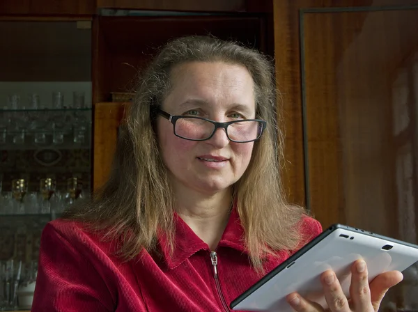 Donna che utilizza tablet. — Foto Stock