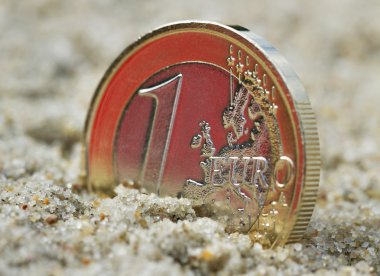 Euro sikke üzerinde kum.